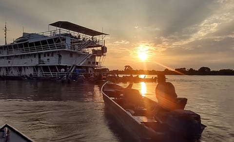 A MAGIA DA PESCARIA NO PANTANAL A BORDO DE UM BARCO-HOTEL